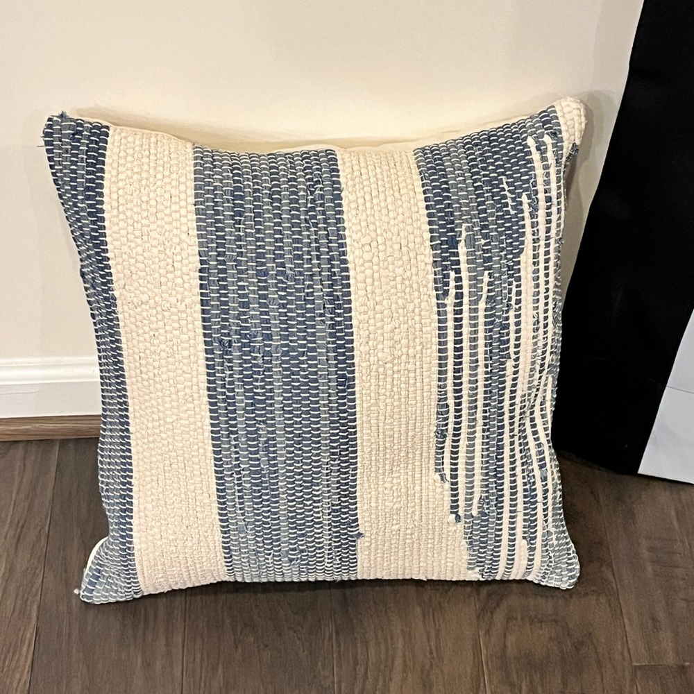 Ralph Lauren Gavin Rag Rug Throw Pillow 18”x18” indigo cream new